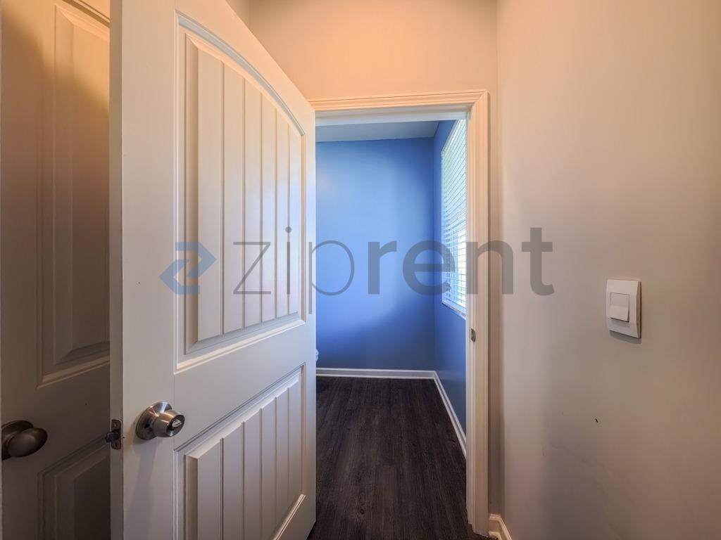 Building Photo - Unit
