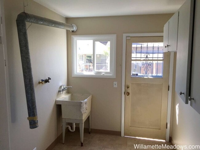Building Photo - Charming Updated 3 Bedroom Home with A/C, Garage & Fenced Backyard in South Salem