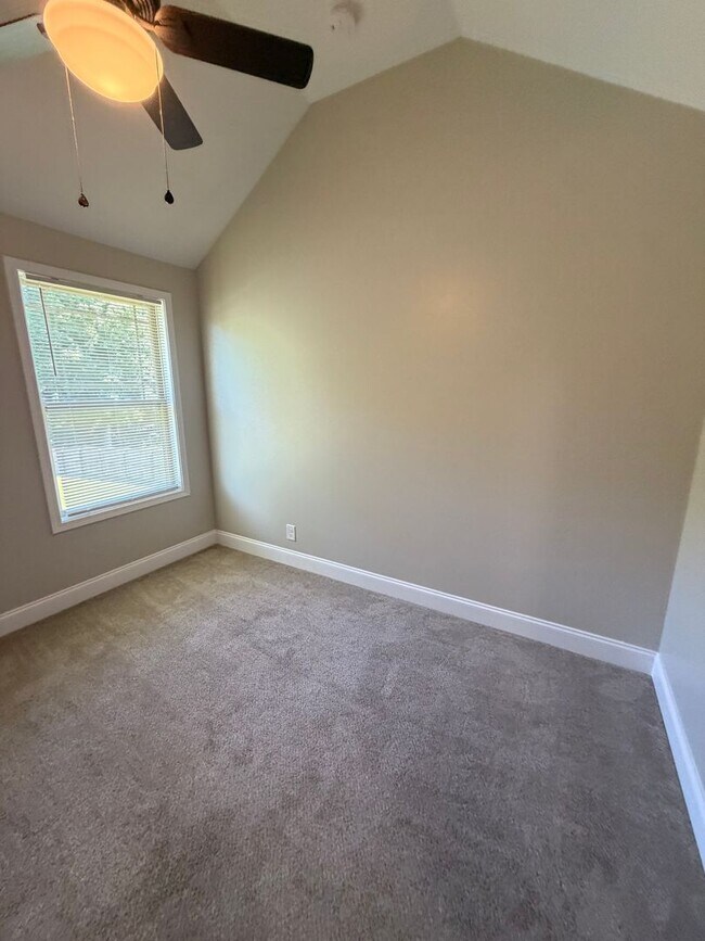 Building Photo - Large 4 Bedroom 2 1/2 Bath Pet Friendly Home For Rent!