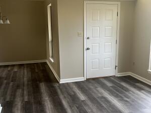 Building Photo - 4585 Hickory Dr