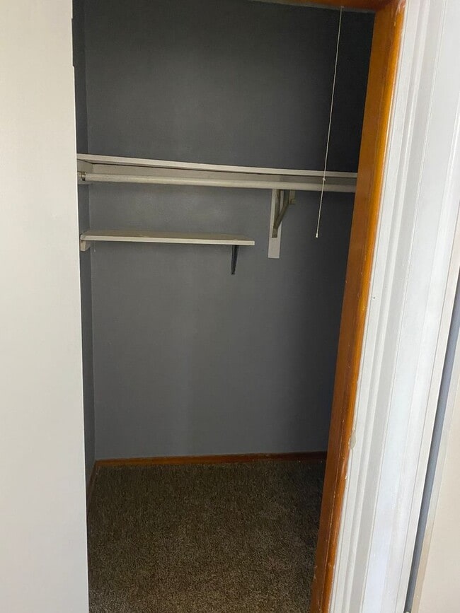 Building Photo - Spacious Two Bedroom Apartment