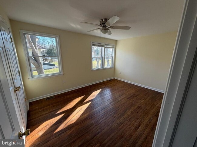 Building Photo - 15 W Floral Ave