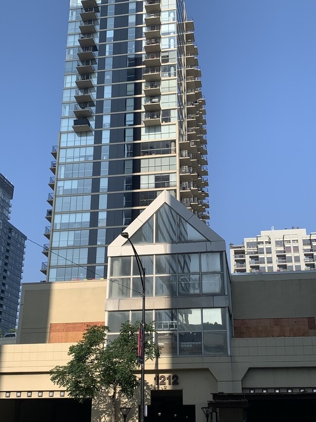 Building Photo - 1212 N La Salle Dr