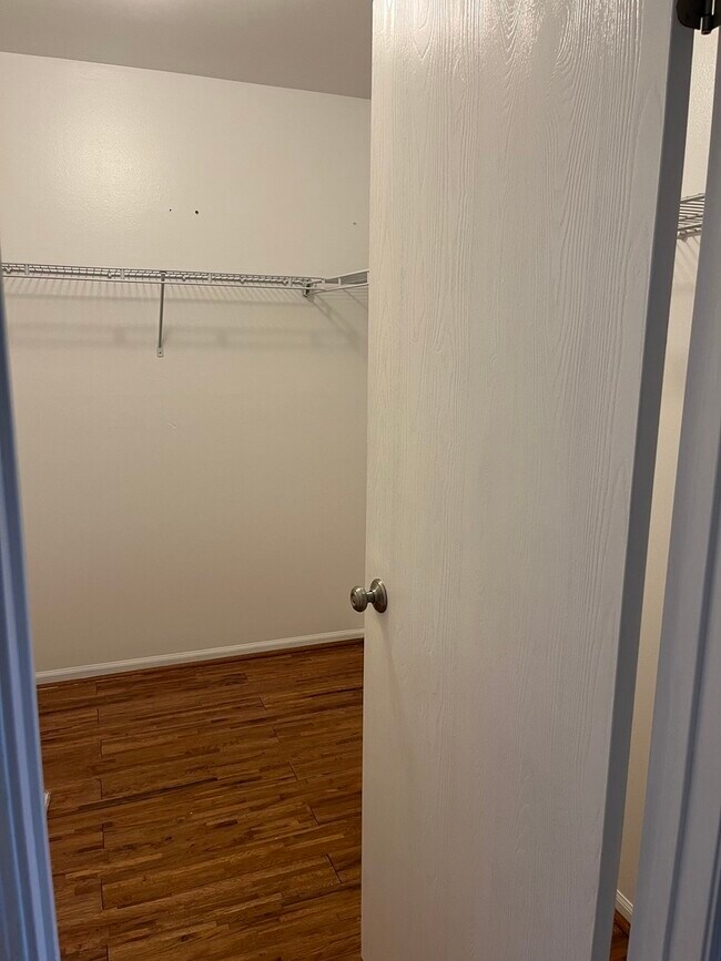 Building Photo - 131 Crestwood Ct