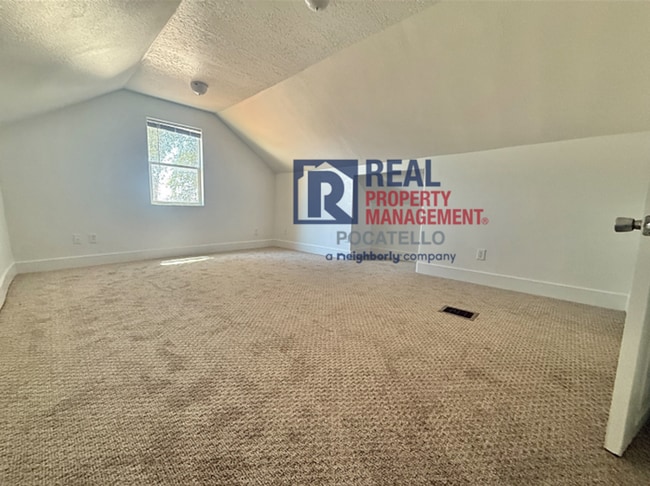 Building Photo - 3 Bed 2 Bath house - Dog friendly