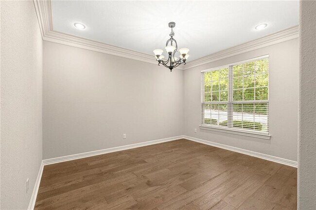 Building Photo - 621 Rockcliff Rd