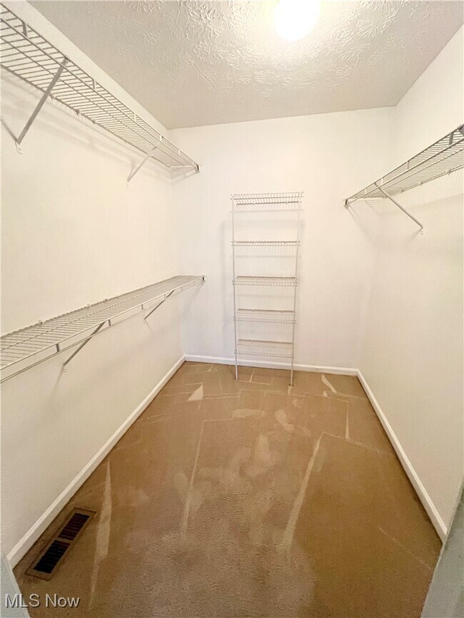 Building Photo - 654 Brookwood Ct