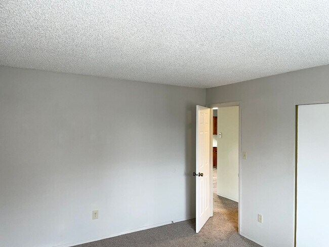 Building Photo - Cozy Second Story Condo Nestled in Gated Community