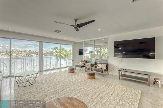 Building Photo - 2717 Yacht Club Blvd