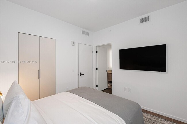 Building Photo - 398 NE 5th St