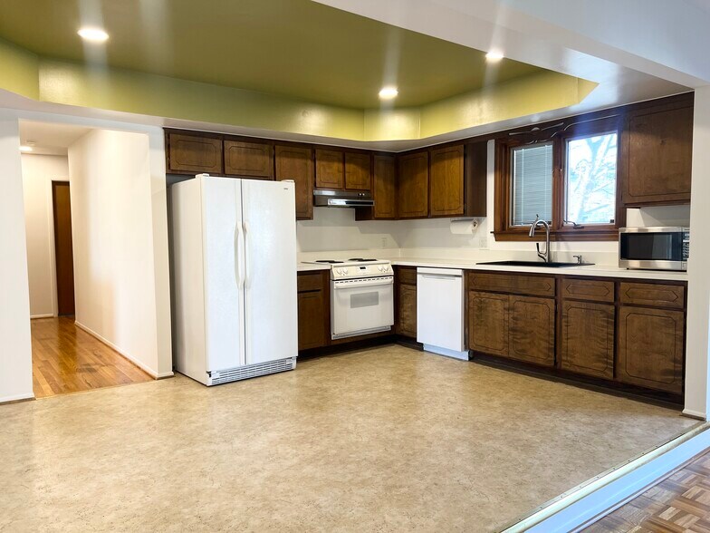 Building Photo - 30541 McGrath Dr