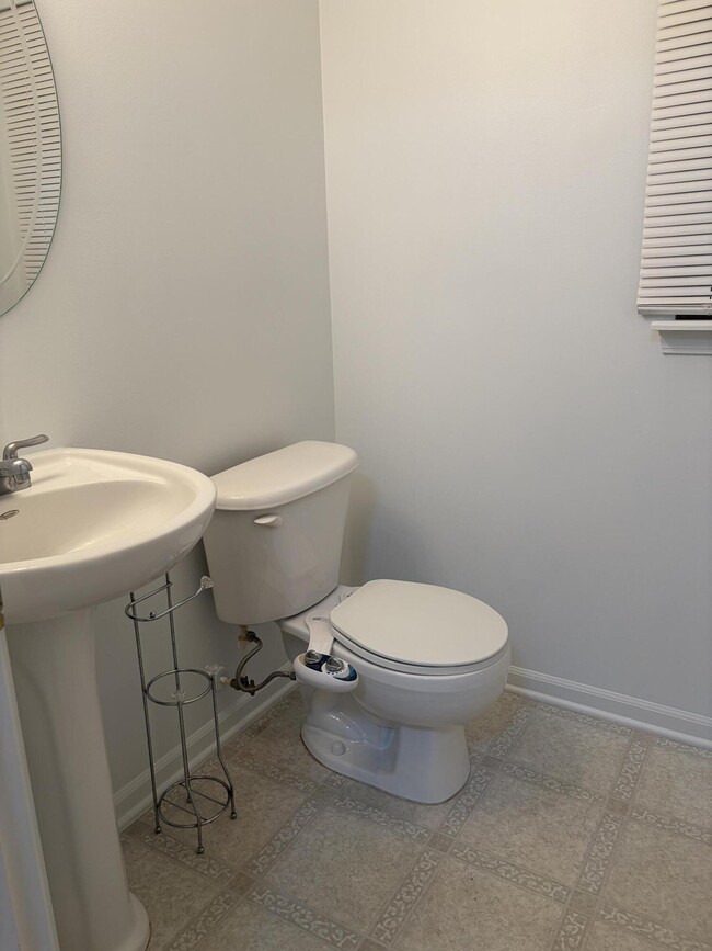 Building Photo - 3245 Reeves Dr