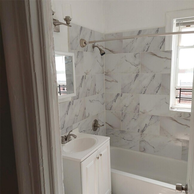 Building Photo - 699 Hinsdale St