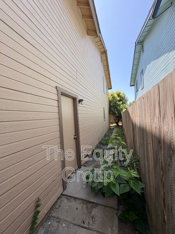 Building Photo - 2408 W Packwood Dr