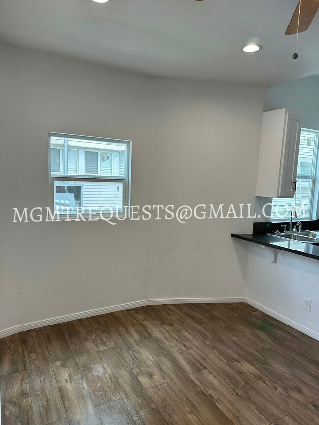 Building Photo - 555 N La Cadena Dr