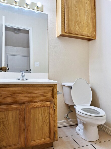 Building Photo - 1905 Maria Isabel Dr