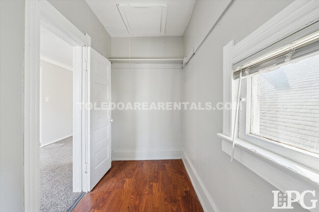 Building Photo - 340 E Lake St