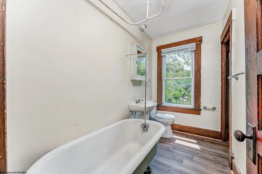 Building Photo - 565 Brockway Ave