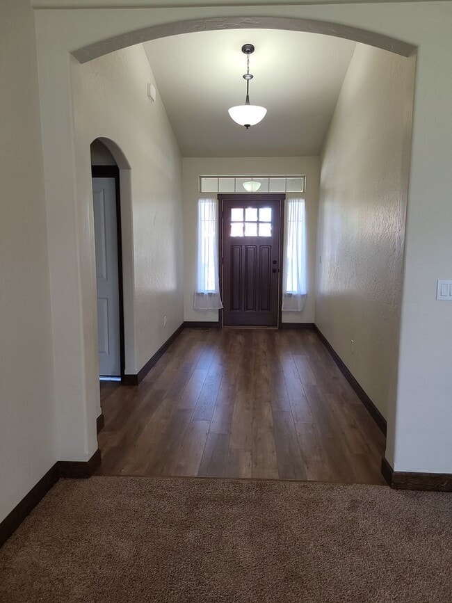 Building Photo - Beautiful Custom 3 bedroom 2 bath Home for...