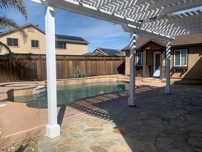 Building Photo - A SUPERB AND STUNNING 4 BEDROOM HOME IN TR...