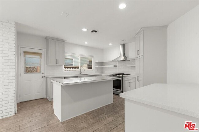 Building Photo - 262 MacDonald St