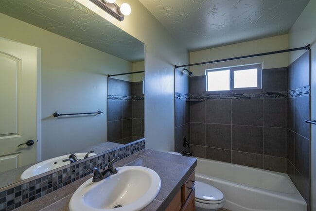 Building Photo - Pet Friendly-Beautiful 3 bed 2 bath home w...