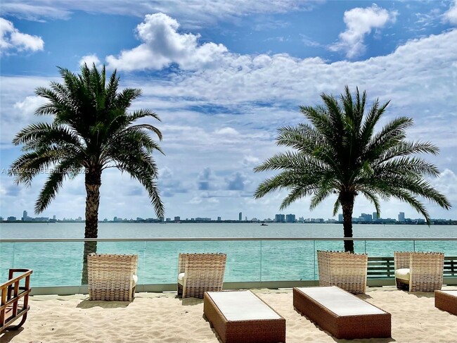 Building Photo - 2900 NE 7th Ave