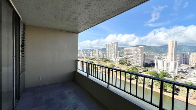 Building Photo - AVAILABLE NOW - SPACIOUS 2BD/1BA WITH 1 COVERED SECURED PARKING!