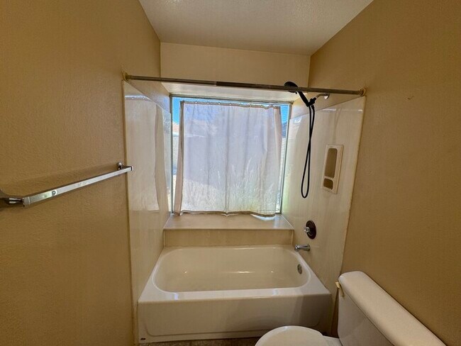 Building Photo - Glendale 3/2 With 2-Car Garage- 1/2 OFF FI...