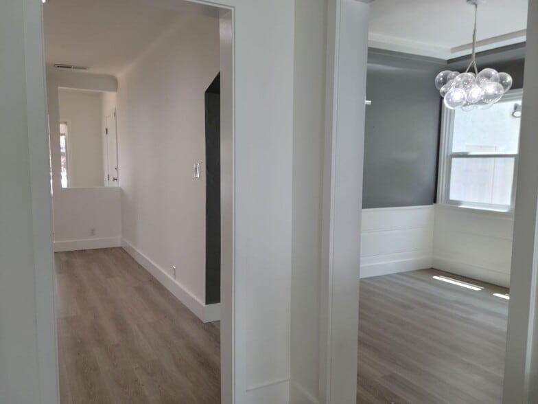 Building Photo - Stunning Remodeled 4 Bedroom House with Large Front Yard, Garage, Pool & Spa in Studio City!