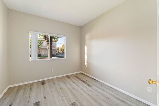 Building Photo - Gorgeous Town Home- Gated community- Pool