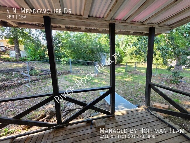 Building Photo - 4 N Meadowcliff Dr