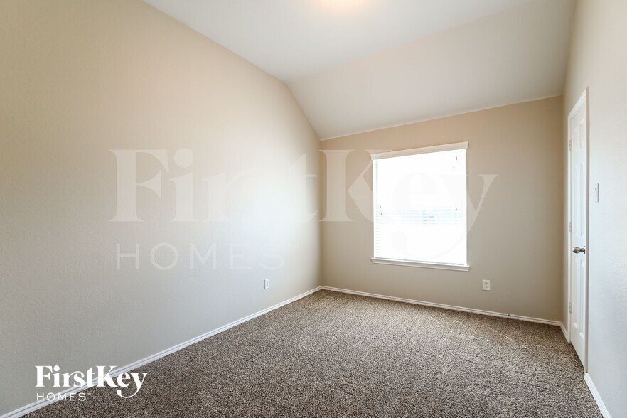 Building Photo - 824 Trailwood Dr