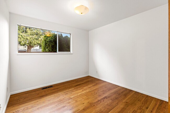 Building Photo - Lower Kennydale - Renton 4-bedroom 2.5 bath.