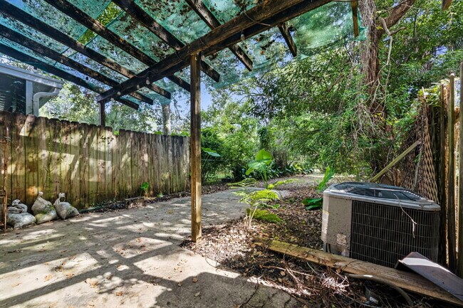 Building Photo - GREAT LOCATION 2BED 2BATH! FENCED IN YARD!