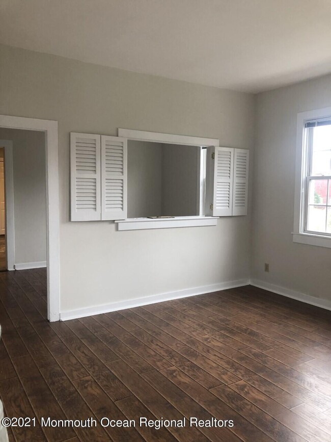 Building Photo - 497 Sycamore Ave