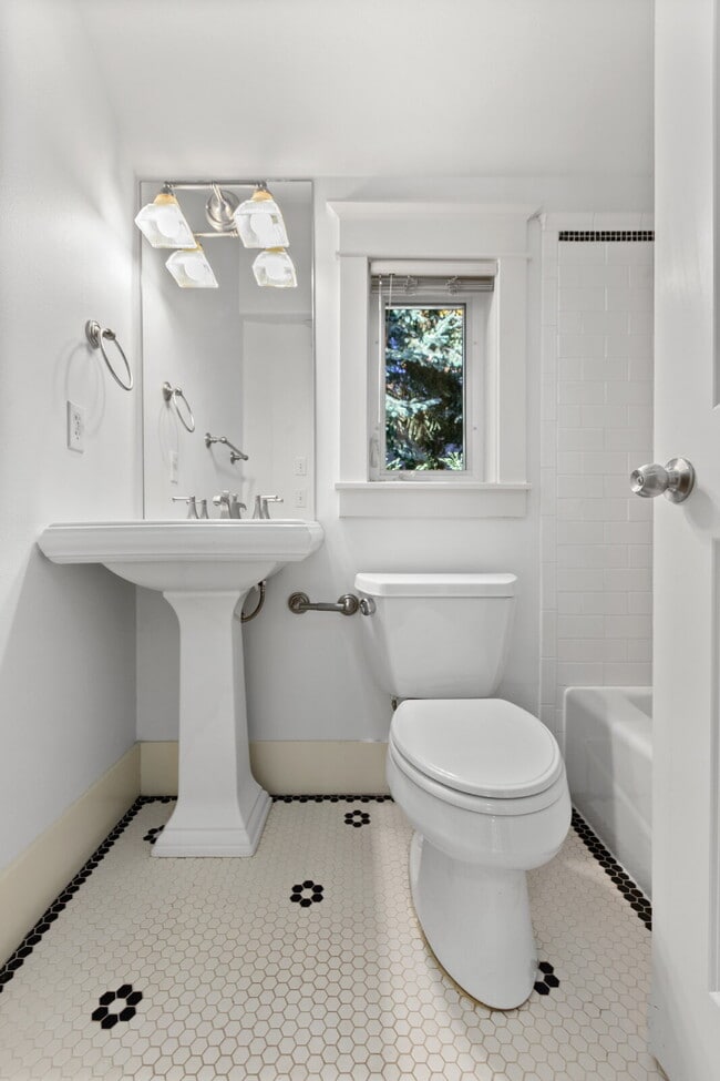 Building Photo - Stunning Capitol Hill Townhome in Prime Seattle Location – 3BR / 3BA Available June 7