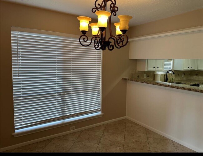 Building Photo - 17406 Spicewood Springs Ln