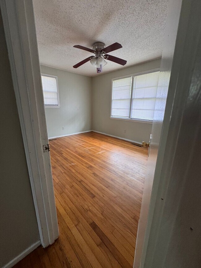 Building Photo - 503 Henderson Dr