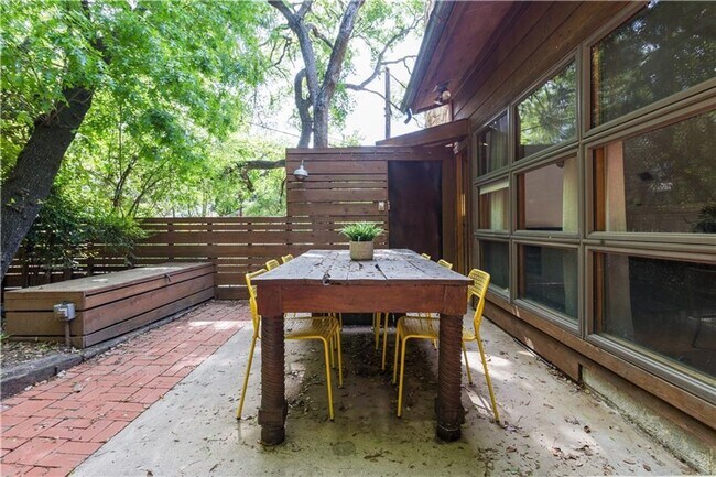 Building Photo - South Austin 4x2 Unique Home!
