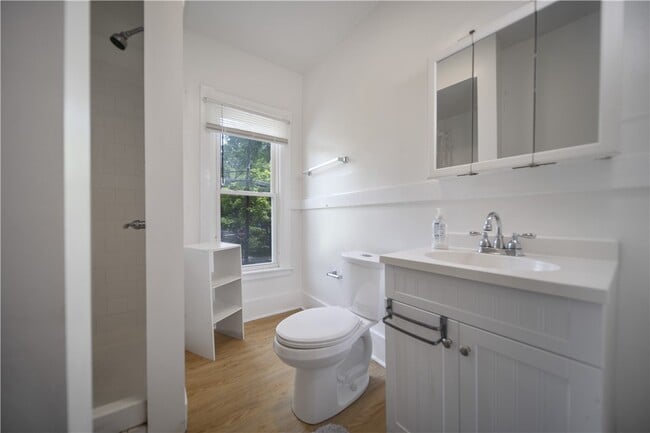 Building Photo - 921 E State St