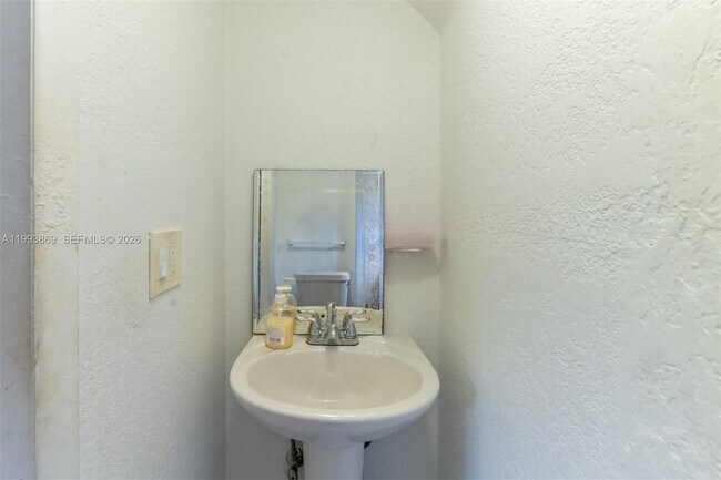 Building Photo - 1238 NE 112th St