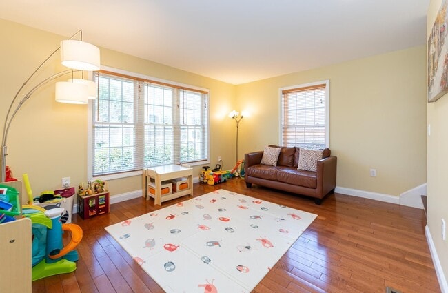 Building Photo - 4 Lowther Pl