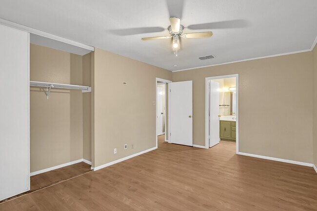 Building Photo - 1325 Bayou Dr