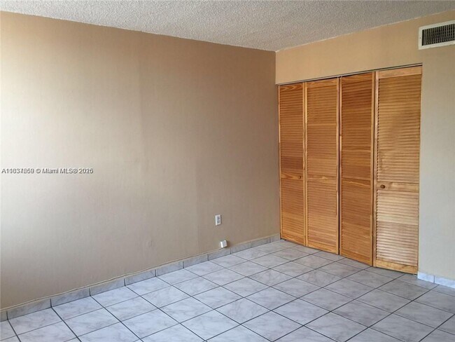 Building Photo - 1054 W 44th Terrace