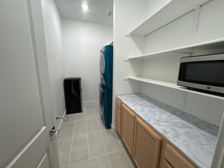 Building Photo - 8107 Lamplight Dr