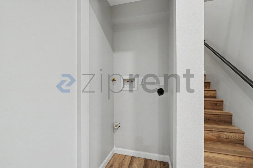 Building Photo - Unit