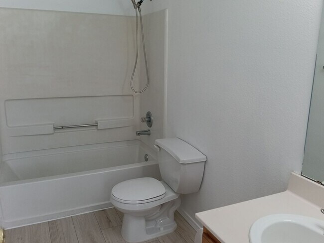 Building Photo - 3 Bedroom, 2.25 Bathroom Home! Schedule a Showing Today!