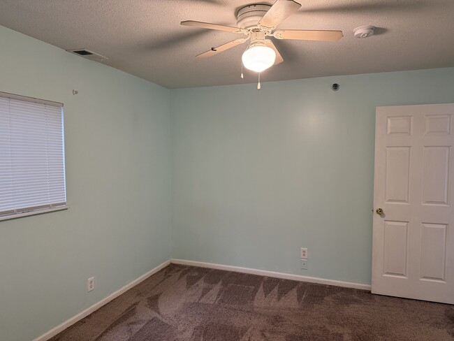 Building Photo - 6826 N Olive St