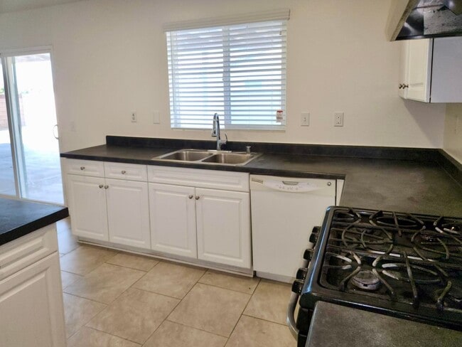 Building Photo - Newer 5 Bedroom home in quiet Lancaster co...